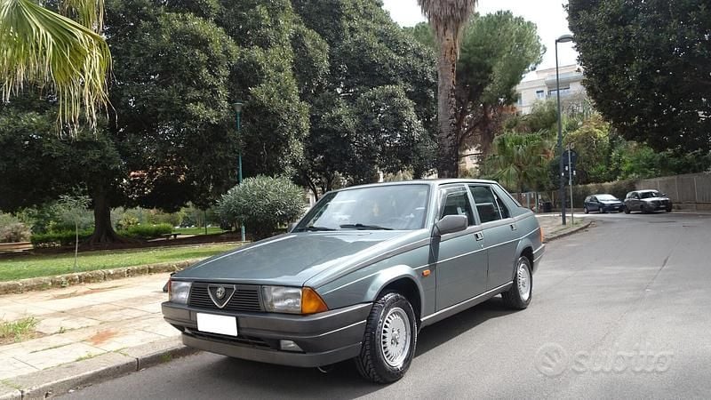 Usata Alfa Romeo 75 120 CV (88 kW) 1988 Grigio Berlina