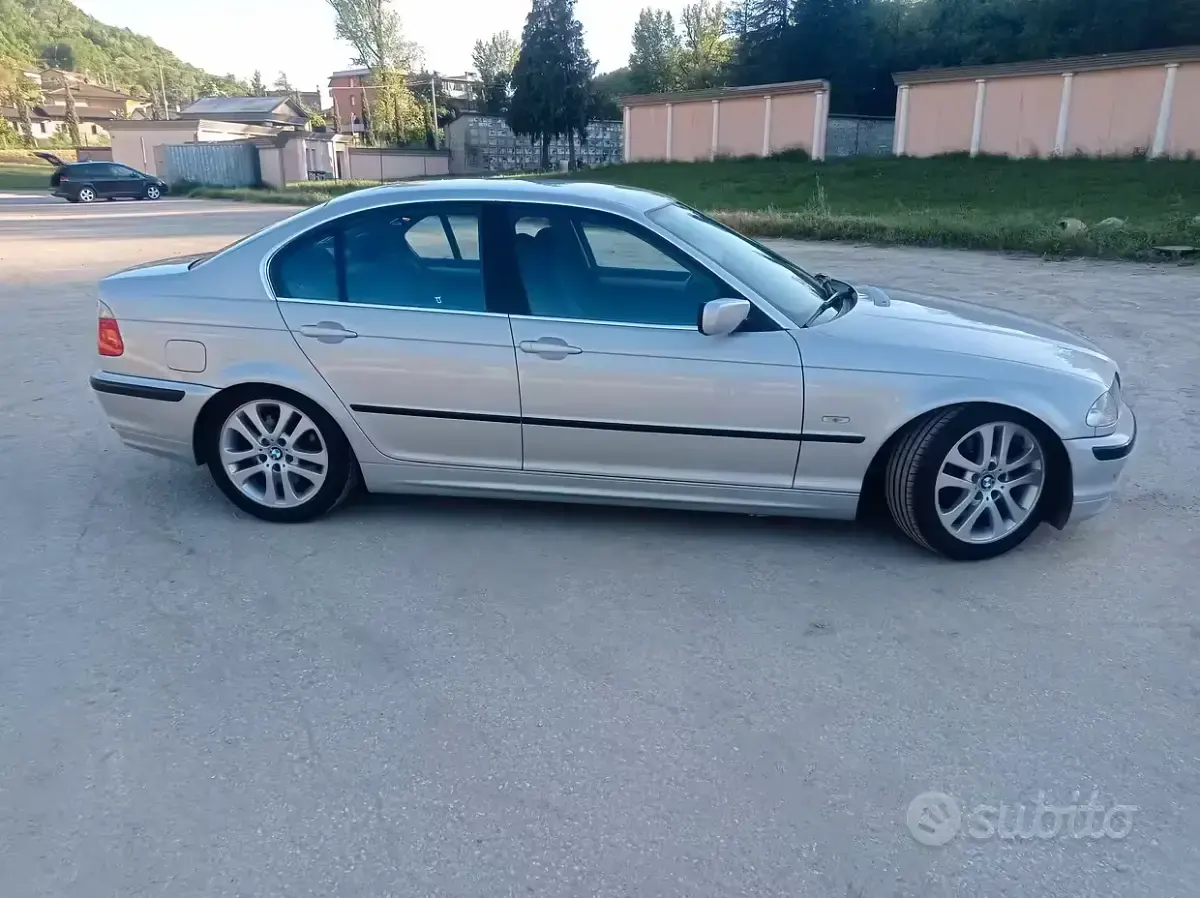 Usata BMW 330 Efficient Dynamics 231 CV (169 kW) 2001 Grigio Berlina
