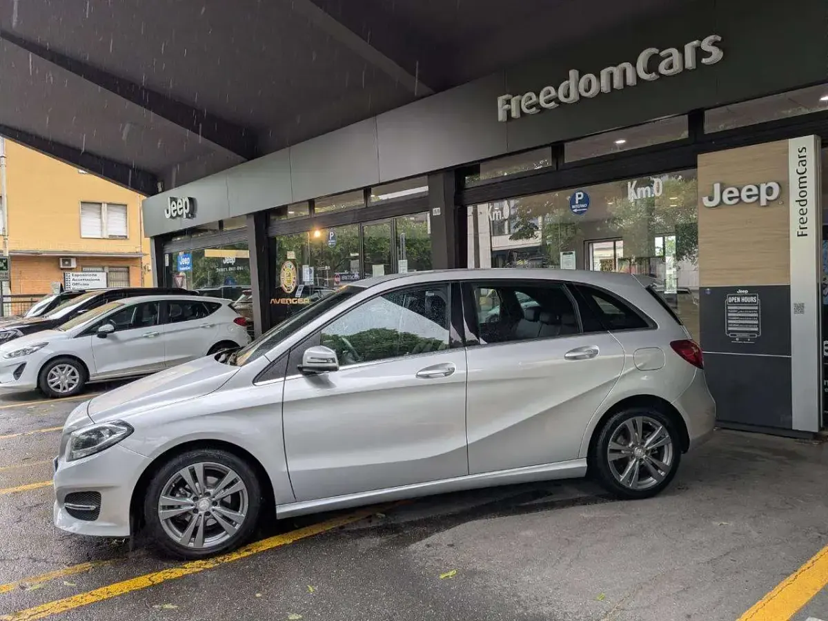 Usata Mercedes B180 Premium 109 CV (80 kW) 2016 Grigio Monovolume