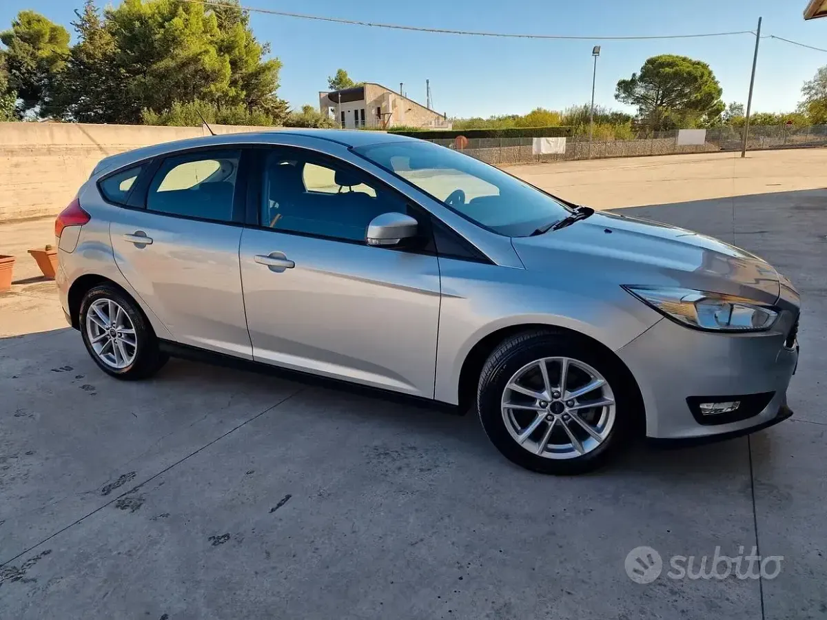 Begagnad Ford Focus 95 HK (69 kW) 2017 Grå Sedan