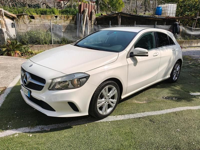 Usata Mercedes A180 108 CV (79 kW) 2017 Bianco Berlina