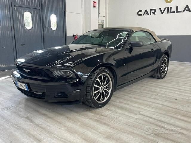 Usata Ford Mustang 306 CV (225 kW) 2012 Nero Cabrio