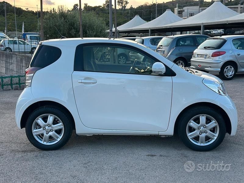 Usata Toyota iQ Lounge 68 CV (50 kW) 2011 Bianco Utilitaria