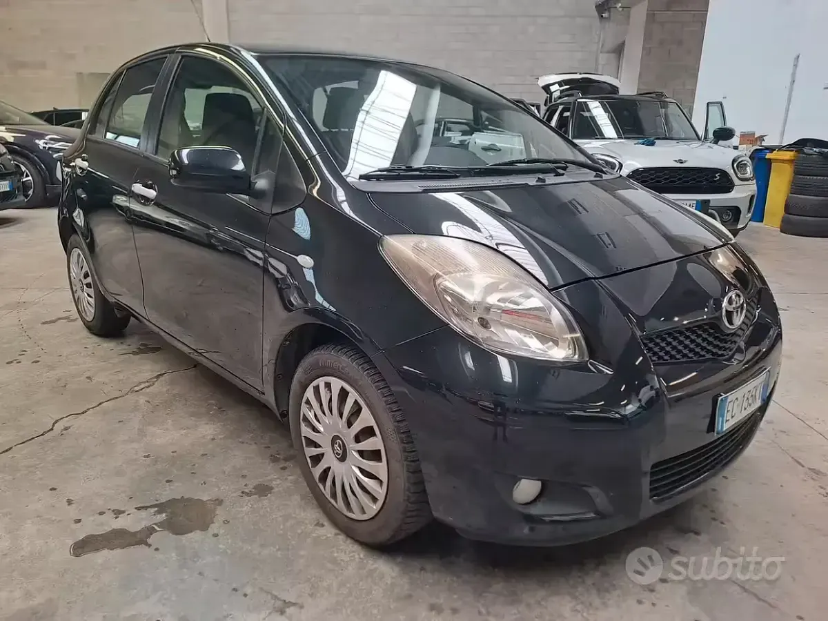 Usata Toyota Yaris 101 CV (74 kW) 2010 Nero Utilitaria