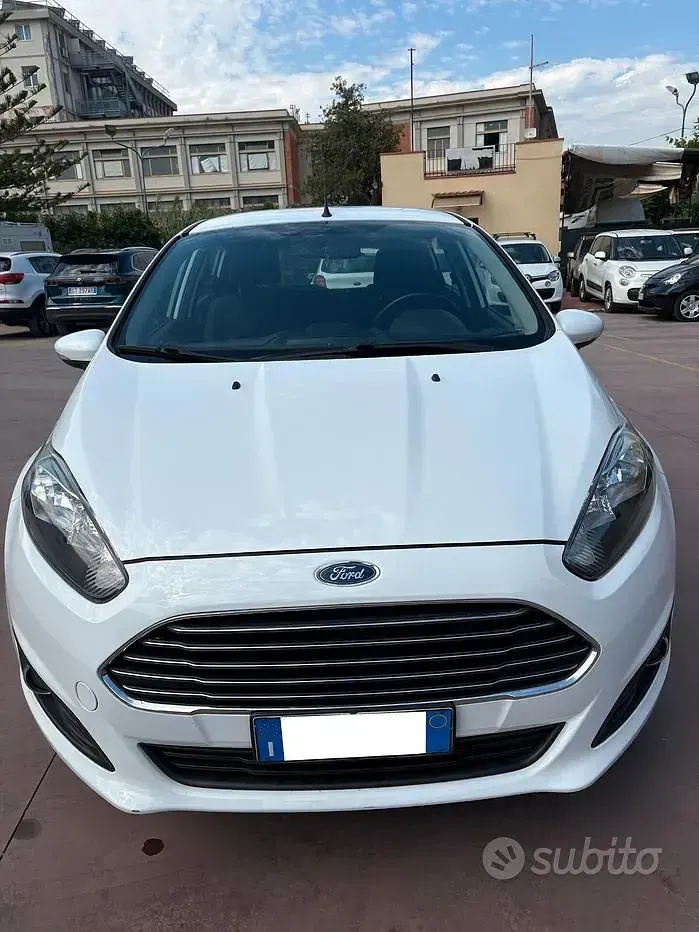 Usata Ford Fiesta 75 CV (55 kW) 2015 Bianco Utilitaria