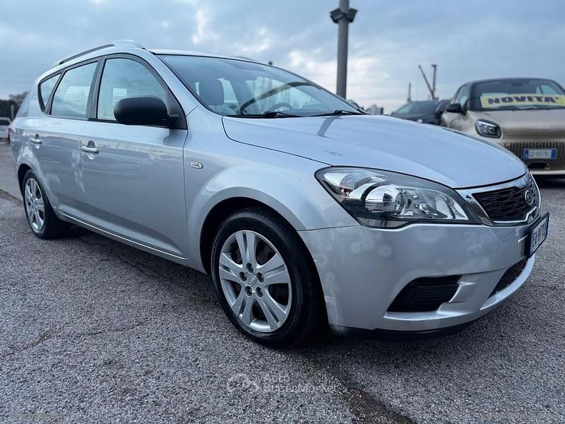 Usata Kia Ceed EX 90 CV (66 kW) 2010 Gray Utilitaria