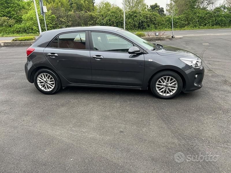 Usata Kia Rio Active 78 CV (57 kW) 2017 Nero Berlina