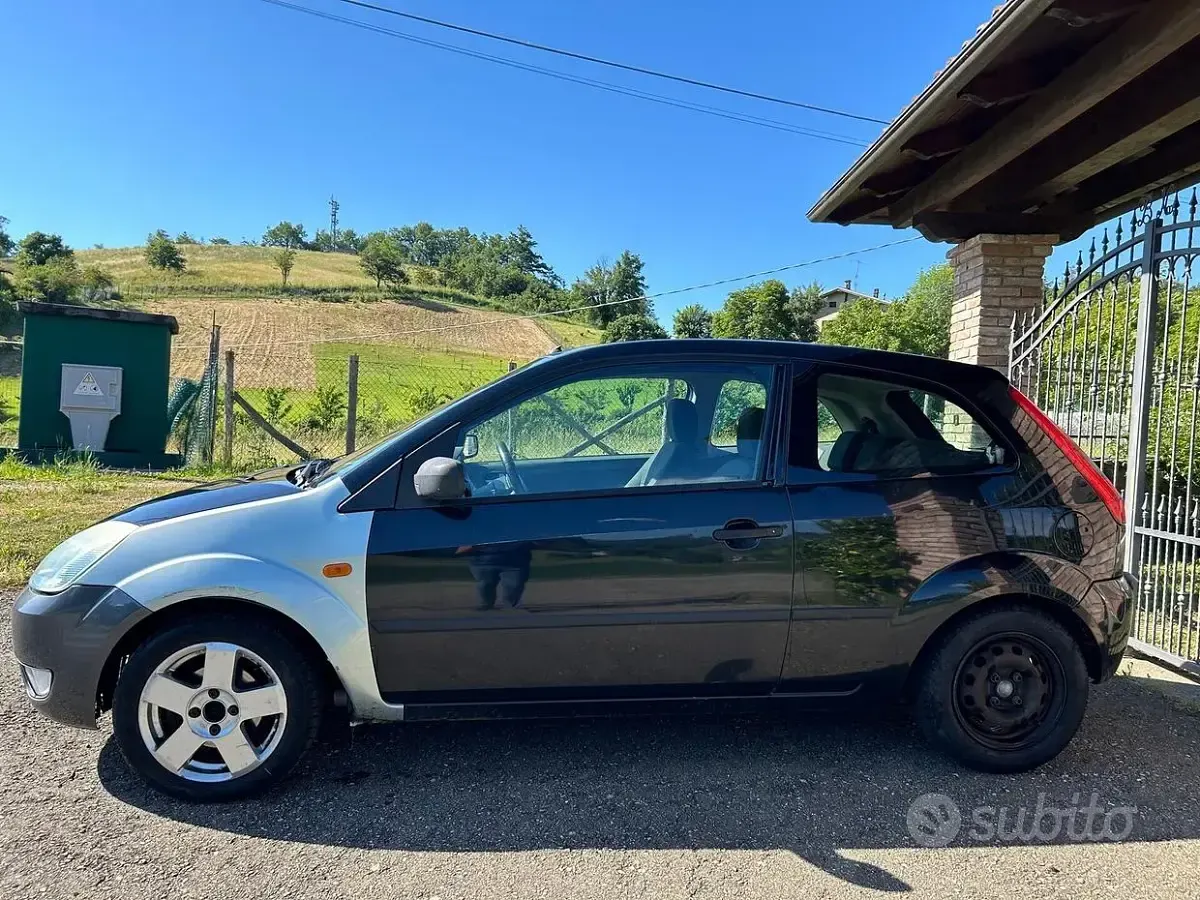Usata Ford Fiesta 75 CV (55 kW) 2003 Grigio Utilitaria