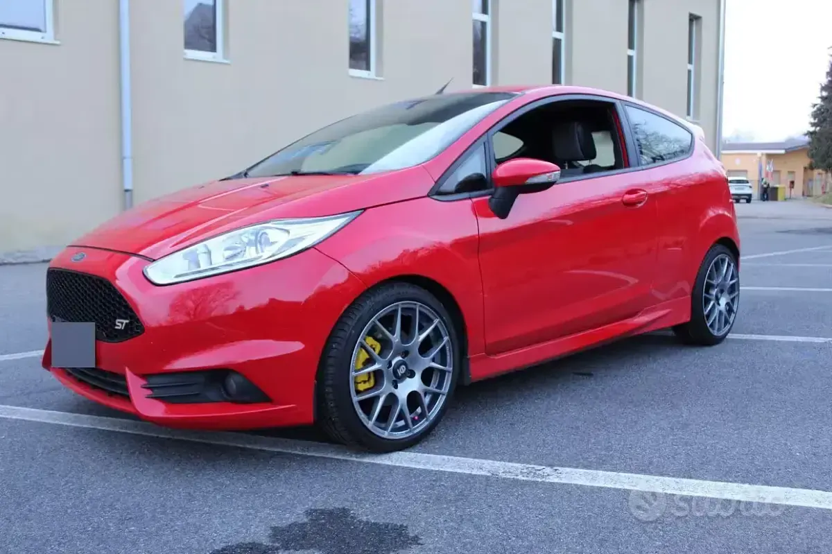 Usata Ford Fiesta ST 182 CV (133 kW) 2015 Rosso Utilitaria
