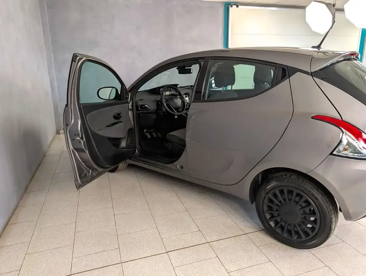 Usata Lancia Ypsilon Silver 70 CV (51 kW) 2023 Grigio Utilitaria