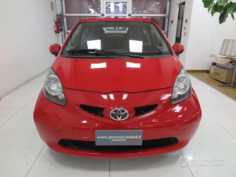 Usata Toyota Aygo Sol 68 CV (50 kW) 2006 Rosso Utilitaria