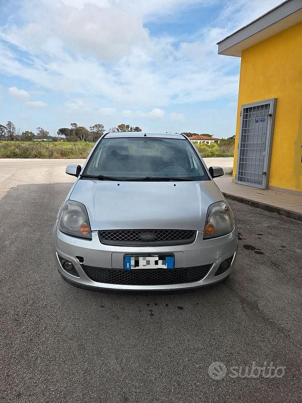Usata Ford Fiesta 68 CV (50 kW) 2007 Grigio Utilitaria