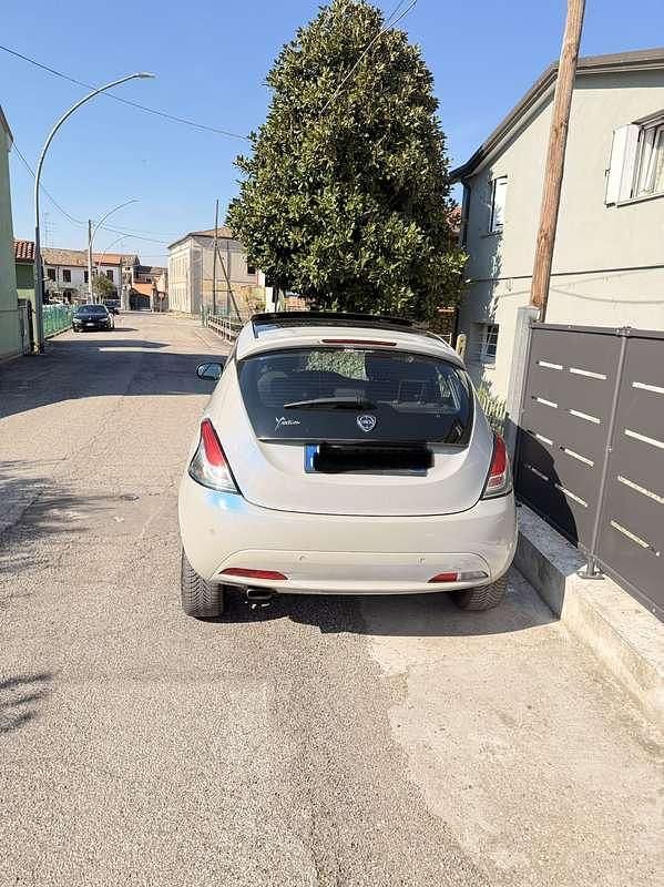 Usata Lancia Ypsilon Gold 69 CV (50 kW) 2018 Oro Utilitaria