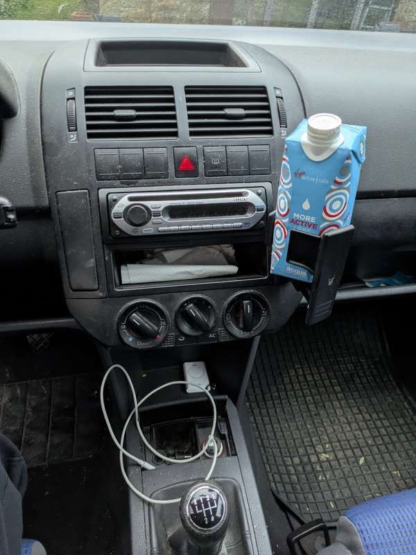 Nero Usata 2002 VW Polo Comfortline Tre volumi | 2000 € (Buon prezzo) - Immagine 1/4