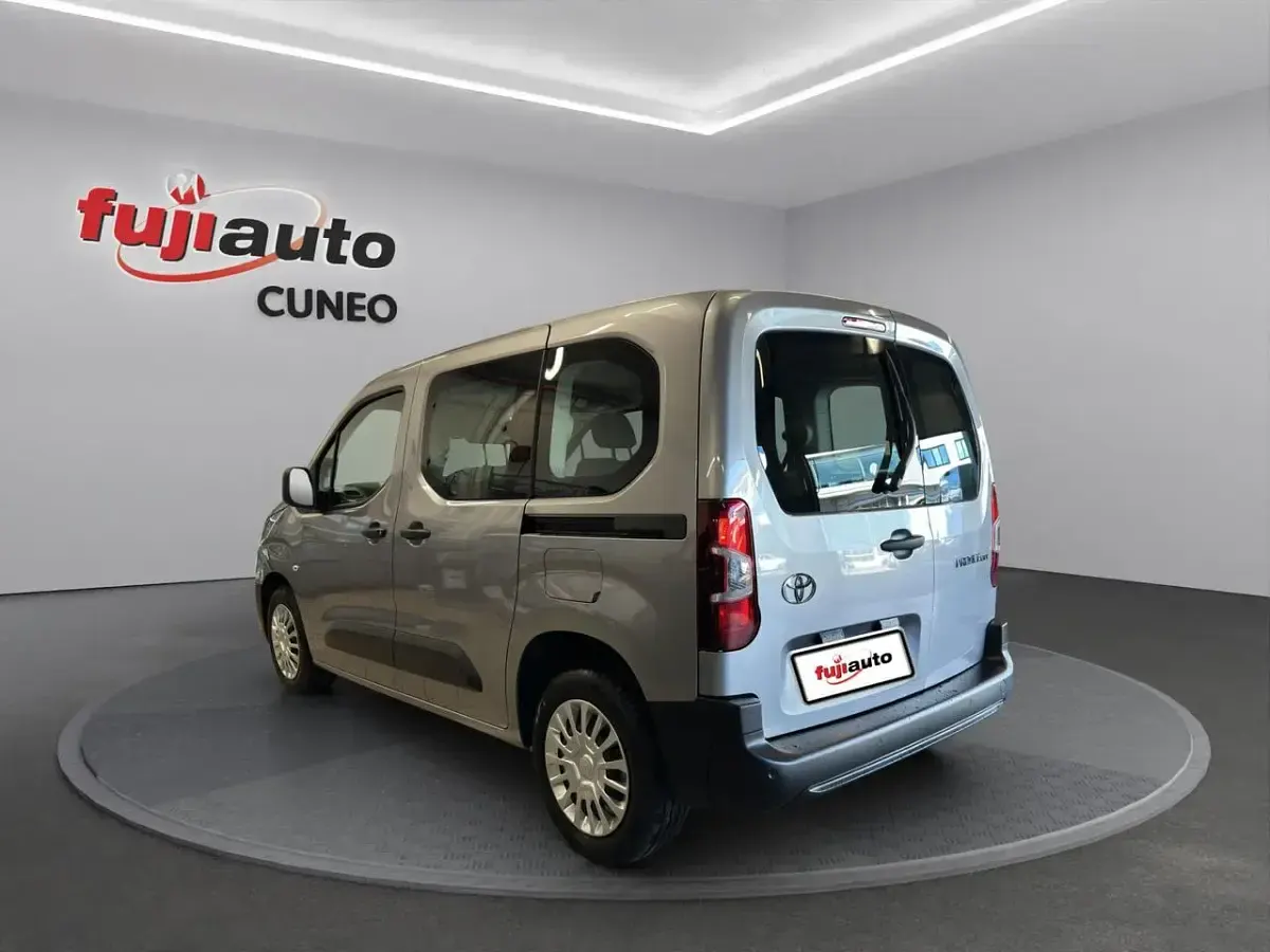 Nuova Toyota Proace Verso City 102 CV (75 kW) 2026 Silver met Station wagon