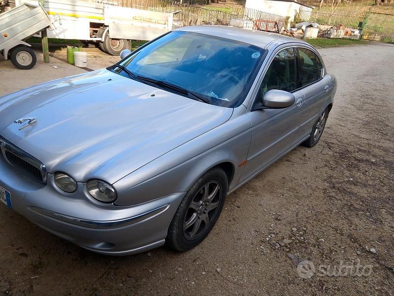 Usata Jaguar X-type 150 CV (110 kW) 2002 Grigio Berlina