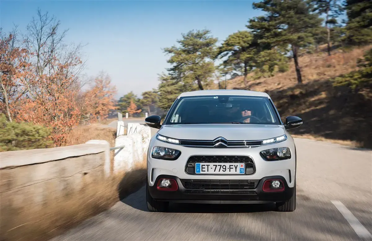 Usata Citroën C4 Shine 102 CV (75 kW) 2019 Nero SUV