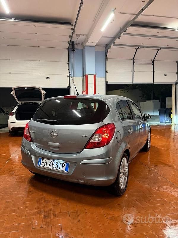 Usata Opel Corsa Cosmo 75 CV (55 kW) 2011 Grigio Utilitaria