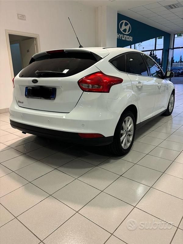 Usata Ford Focus Titanium 120 CV (88 kW) 2017 Beige Berlina