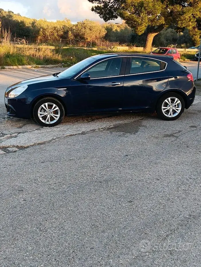 Usata Alfa Romeo Giulietta Progression 105 CV (77 kW) 2012 Viola Utilitaria