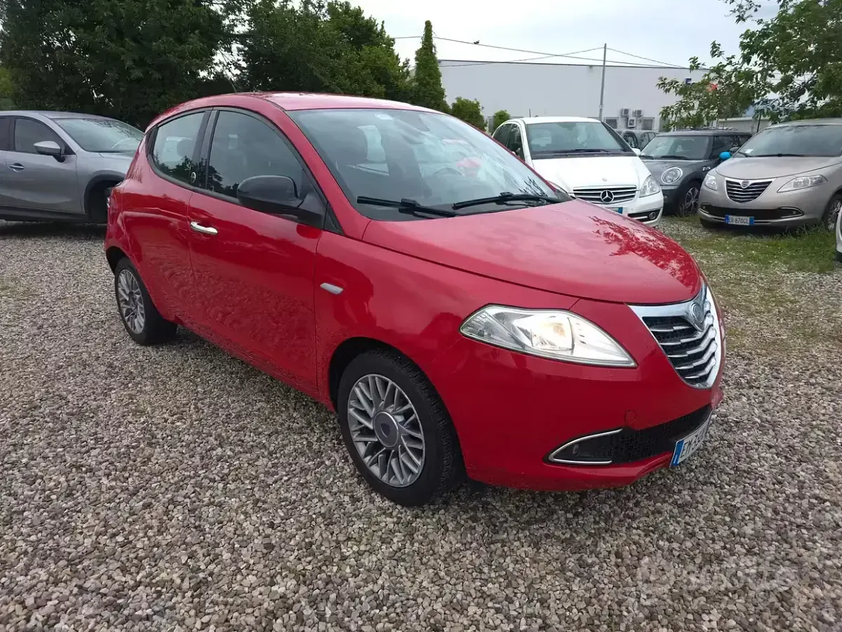 Usata Lancia Ypsilon Gold 69 CV (50 kW) 2012 Rosso Utilitaria