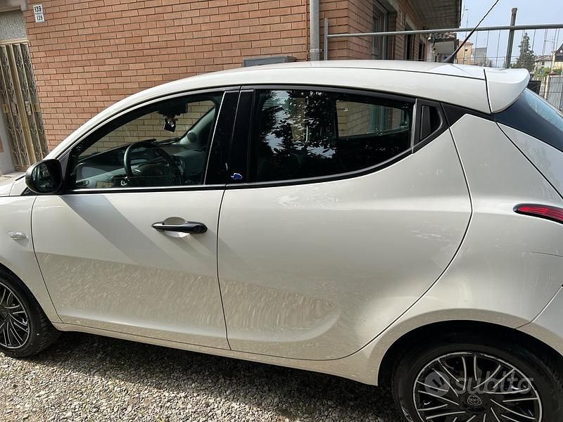 Usata Lancia Ypsilon 69 CV (50 kW) 2019 Bianco Utilitaria