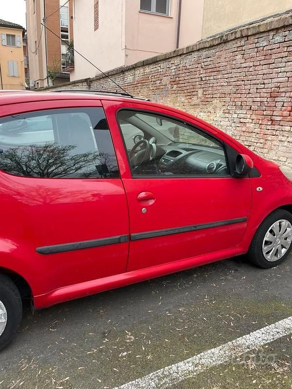 Usata Peugeot 107 68 CV (50 kW) 2012 Rosso Utilitaria