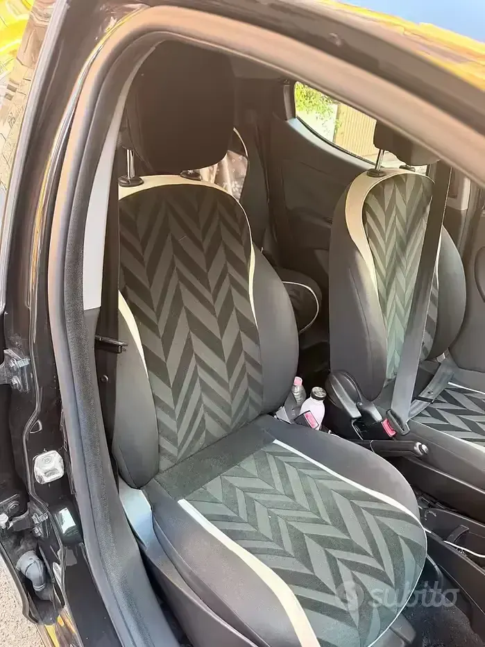 Usado Lancia Ypsilon 69 HP (50 kW) 2017 Preto Citadino
