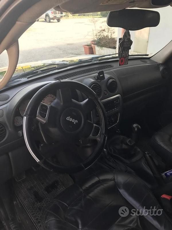 Usata Jeep Cherokee 143 CV (105 kW) 2003 Nero SUV