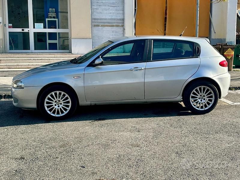 Grigio Usata 2006 Alfa Romeo 147 Distinctive Due volumi | 3000 € (Buon prezzo) - Immagine 1/4