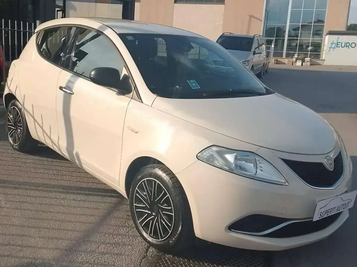 Usata Lancia Ypsilon Silver 95 CV (69 kW) 2018 Beige Utilitaria