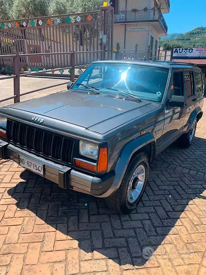 Usata Jeep Cherokee 80 CV (58 kW) 1989 Grigio SUV