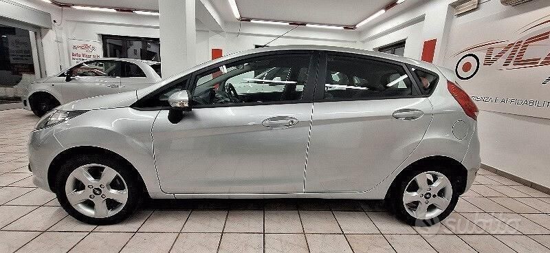 Usata Ford Fiesta Titanium 68 CV (50 kW) 2010 Grigio Utilitaria