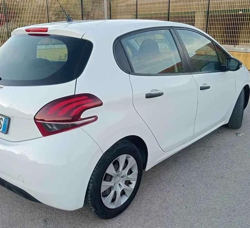 Usata Peugeot 208 Active 68 CV (50 kW) 2014 Bianco Utilitaria