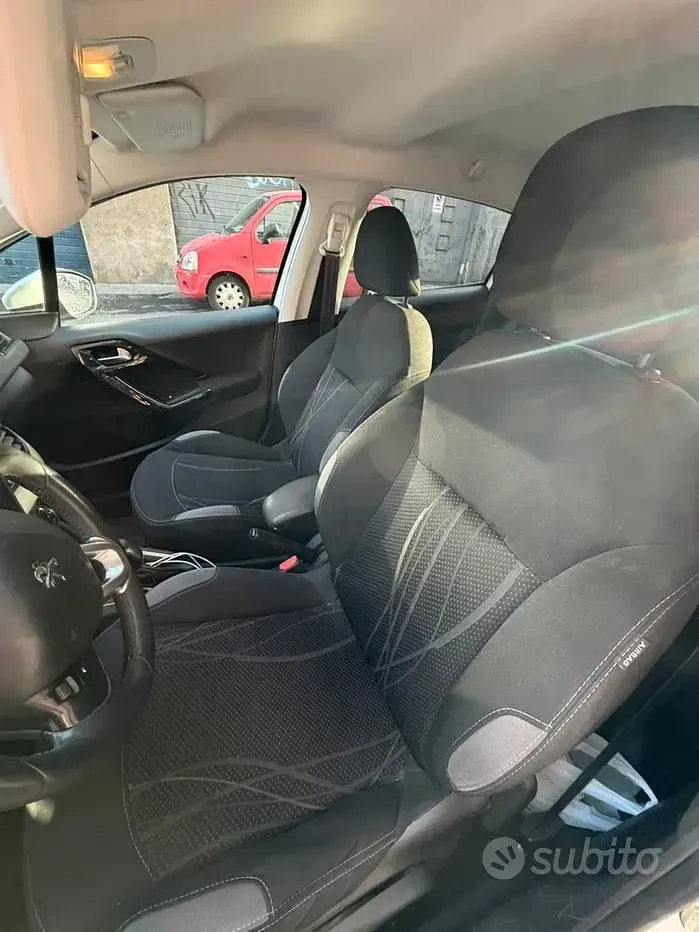 Usata Peugeot 208 82 CV (60 kW) 2013 Bianco Utilitaria