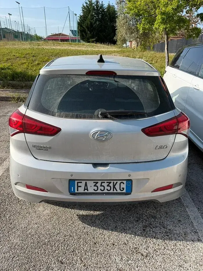 Usata Hyundai i20 75 CV (55 kW) 2015 Grigio Berlina