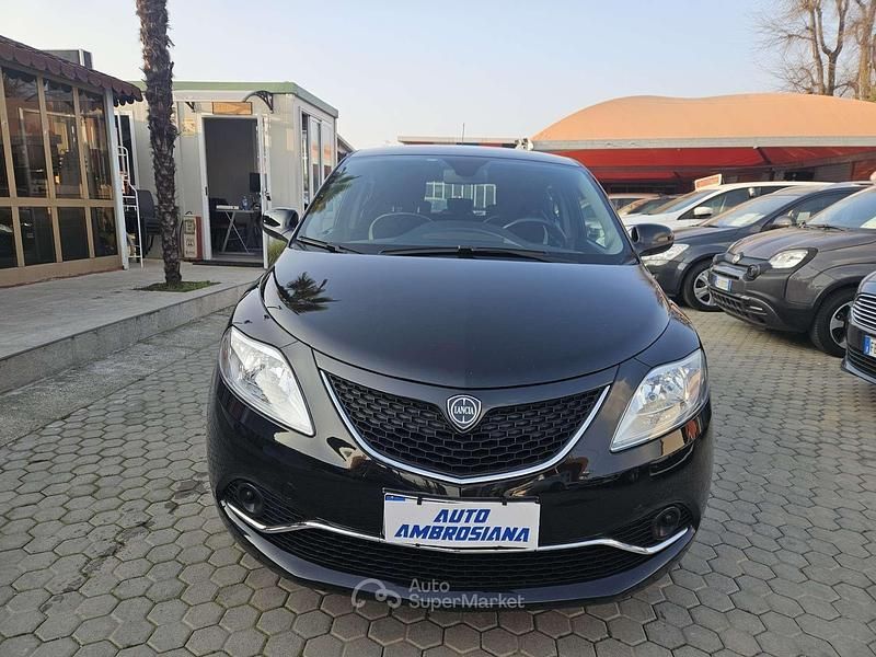 Usata Lancia Ypsilon 69 CV (50 kW) 2016 Nero Utilitaria
