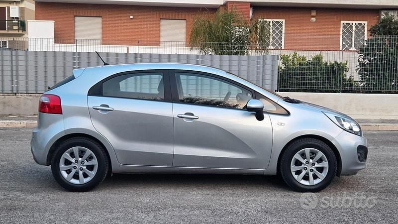 Usata Kia Rio 75 CV (55 kW) 2013 Grigio Berlina