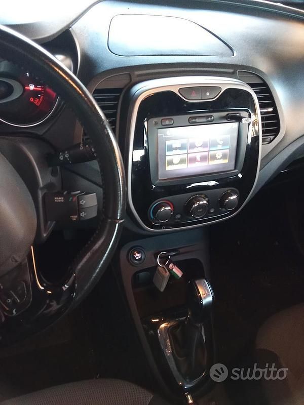 Usata Renault Captur Iconic 90 CV (66 kW) 2017 Grigio SUV