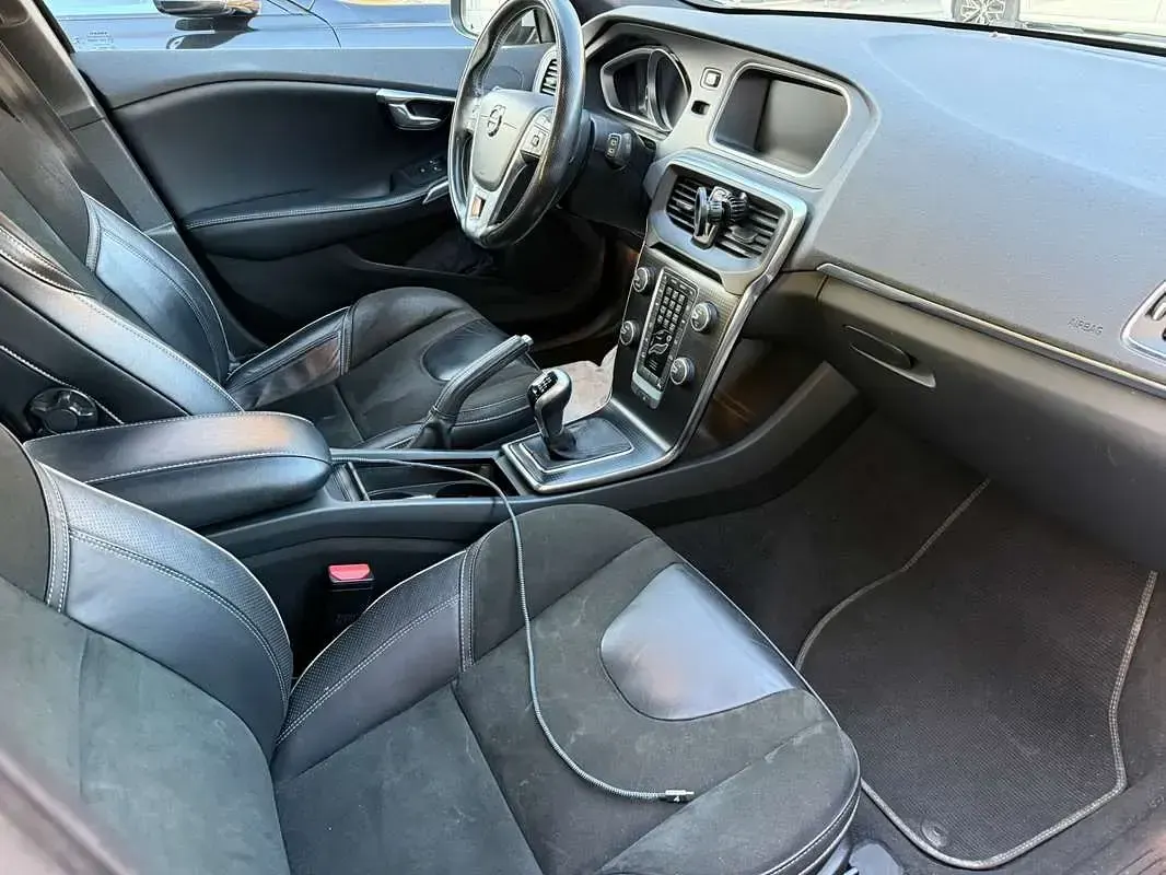 Usata Volvo V40 Momentum 120 CV (88 kW) 2017 Berlina