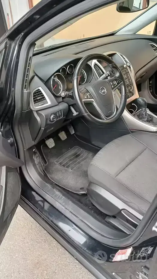 Usata Opel Astra 110 CV (80 kW) 2012 Nero Berlina