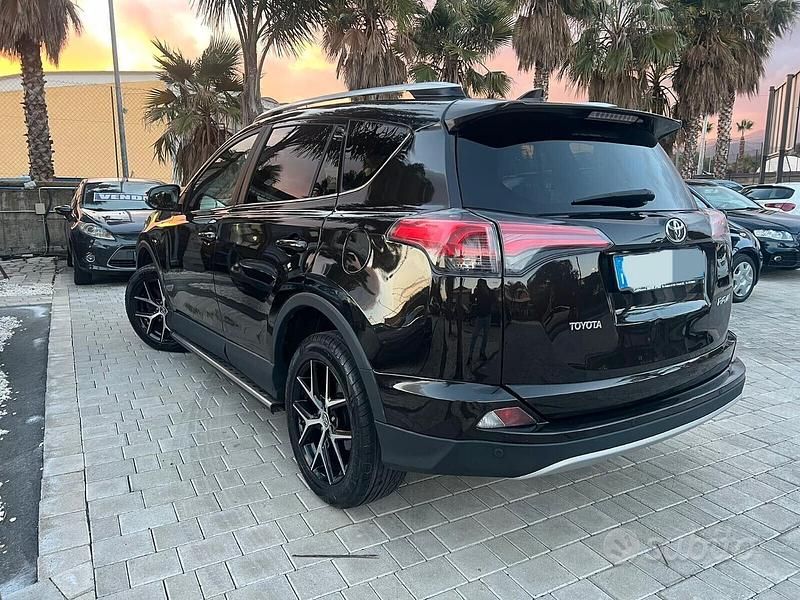 Usata Toyota RAV4 Lounge 143 CV (105 kW) 2016 Nero SUV