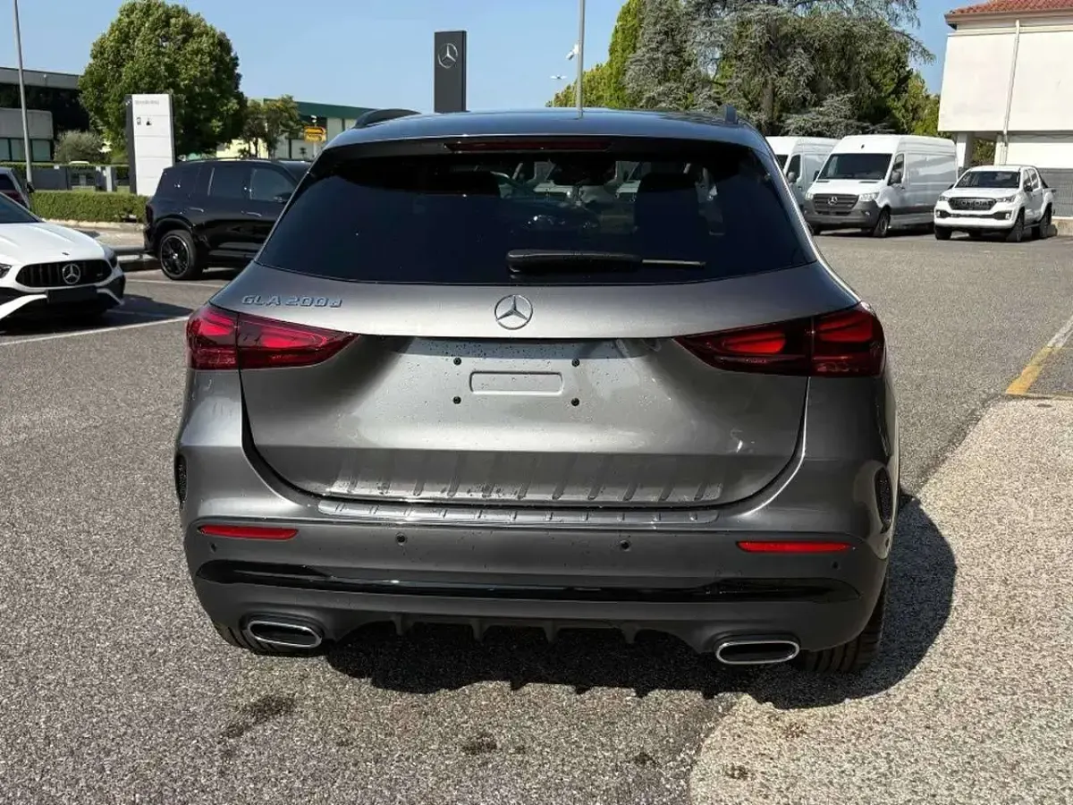 Nuova Mercedes GLA200 150 CV (110 kW) 2026 Grigio montagna SUV