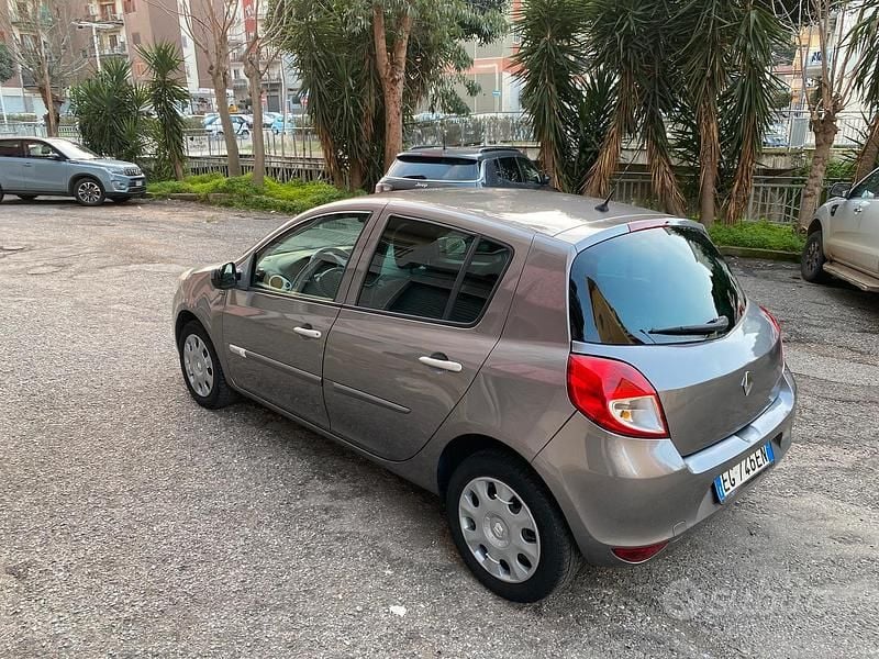 Usata Renault Clio II 70 CV (51 kW) 2011 Grigio Utilitaria