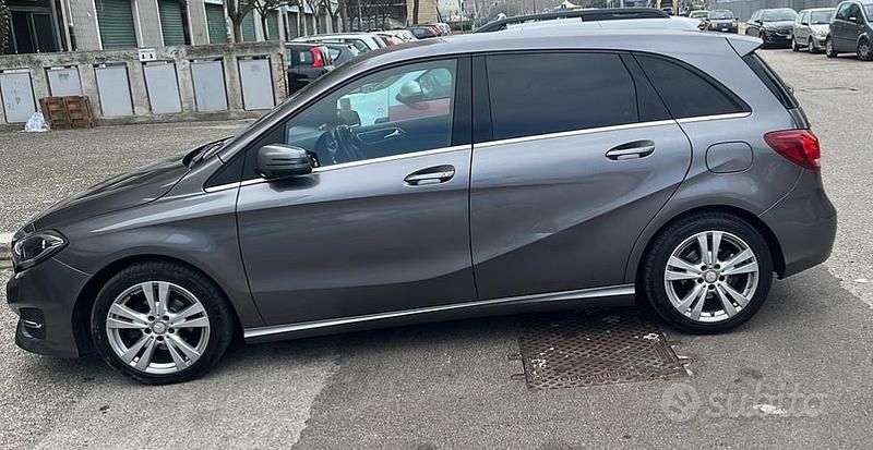 Usata Mercedes B180 109 CV (80 kW) 2015 Grigio Utilitaria