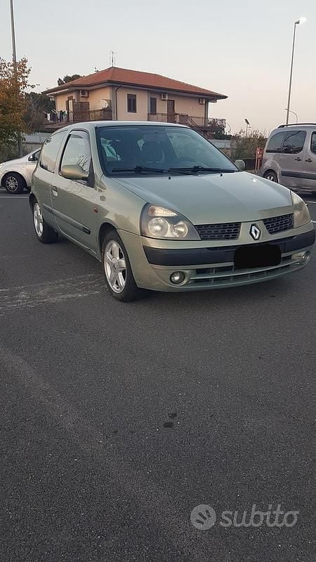 Verde Usata 2001 Renault Clio II Due volumi | 1550 € (Ottimo prezzo) - Immagine 1/4