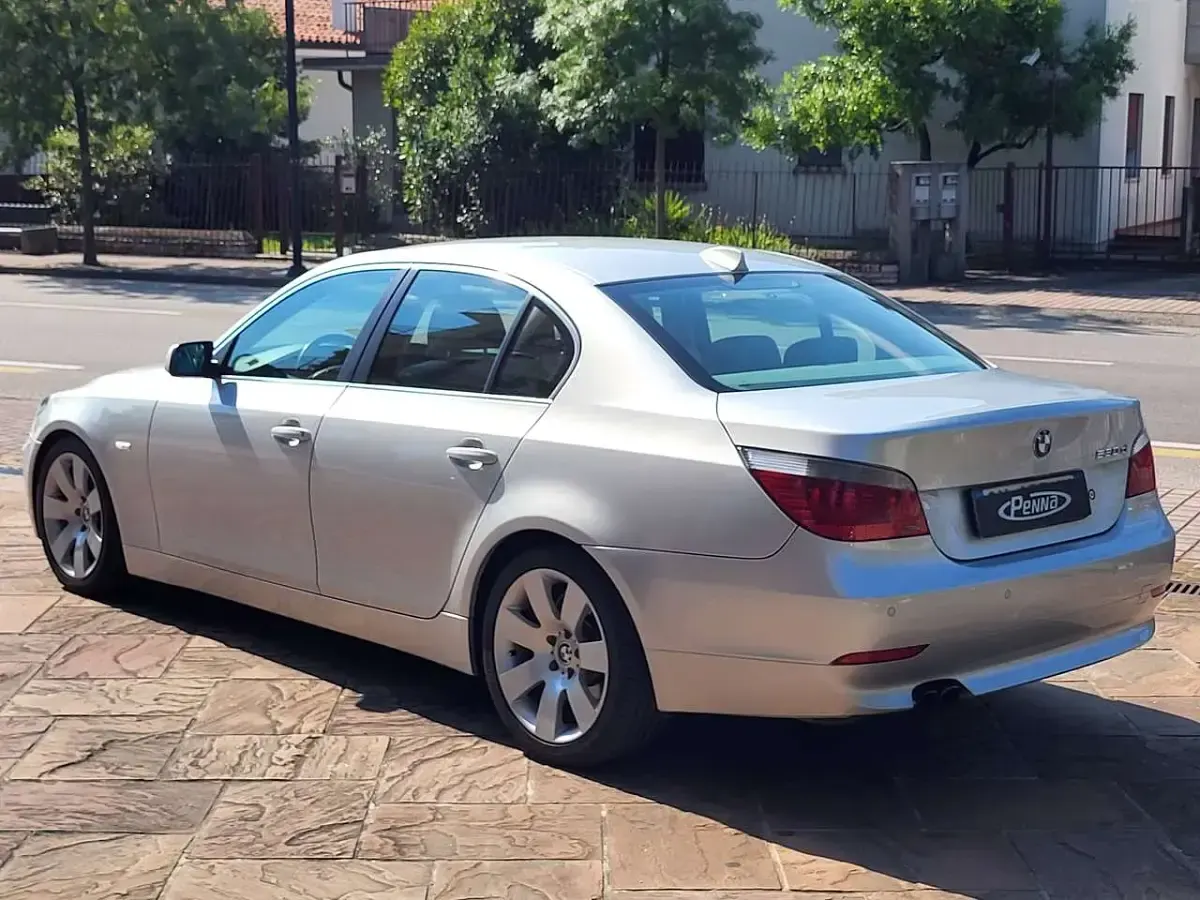 Usata BMW 530 218 CV (160 kW) 2004 Titansilber Berlina