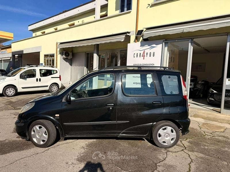 Usata Toyota Yaris Verso Sol 86 CV (63 kW) 2002 Nero Monovolume