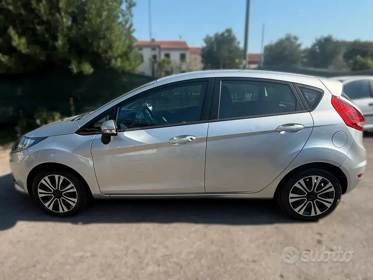 Usata Ford Fiesta 60 CV (44 kW) 2010 Grigio Berlina