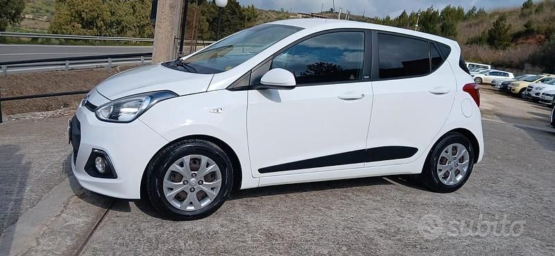 Usata Hyundai i10 Edition 67 CV (49 kW) 2016 Bianco Utilitaria